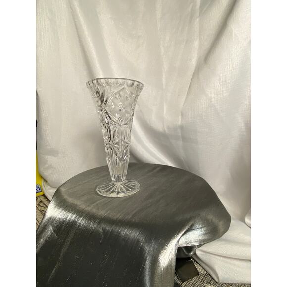 Vintage Crystal Clear Glass Vase with Etched Flower 8 in tall EUC - Picture 9 of 13